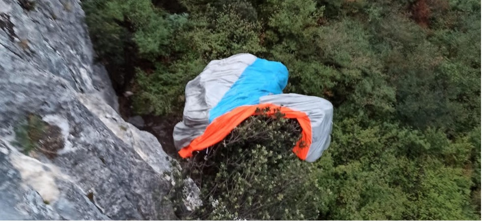 Foto soccorso alpino Un base jumper finisce tra i rami e resta appeso nel vuoto: complessa operazione del soccorso alpino nell'Alto Garda